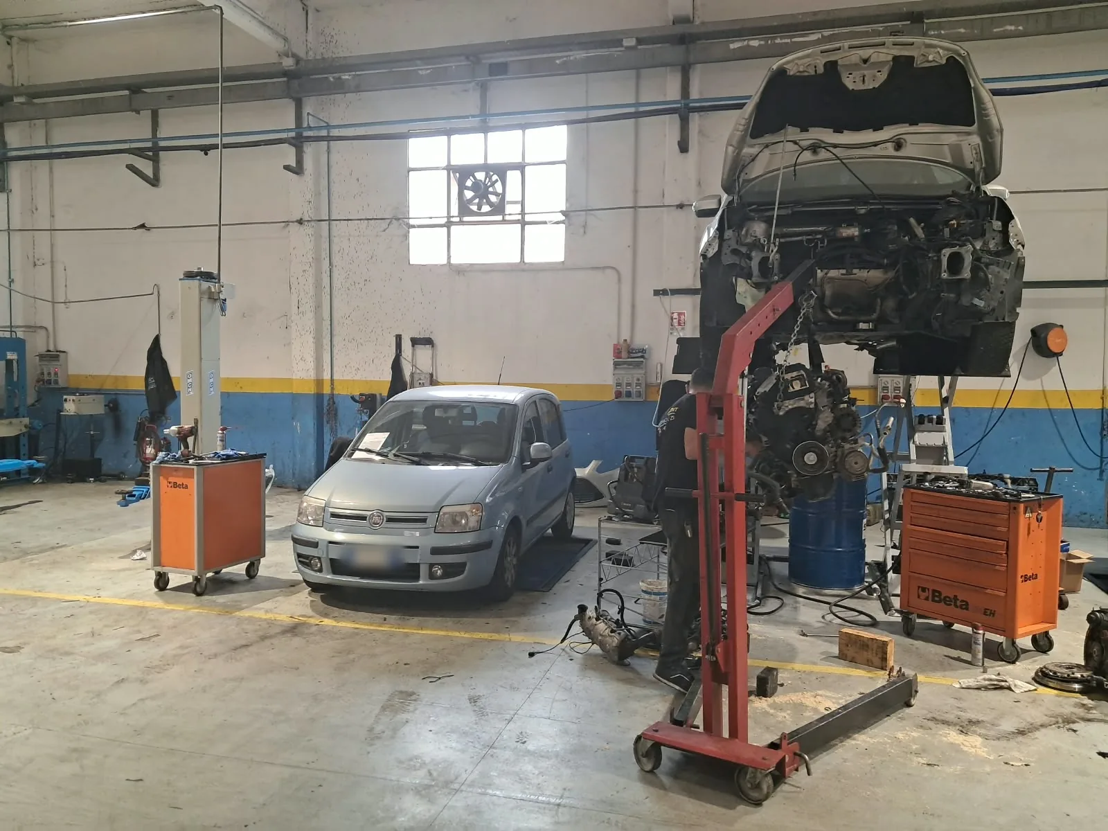Officina meccanica Giordano RENT a Mercogliano con un motore smontato sulla gru