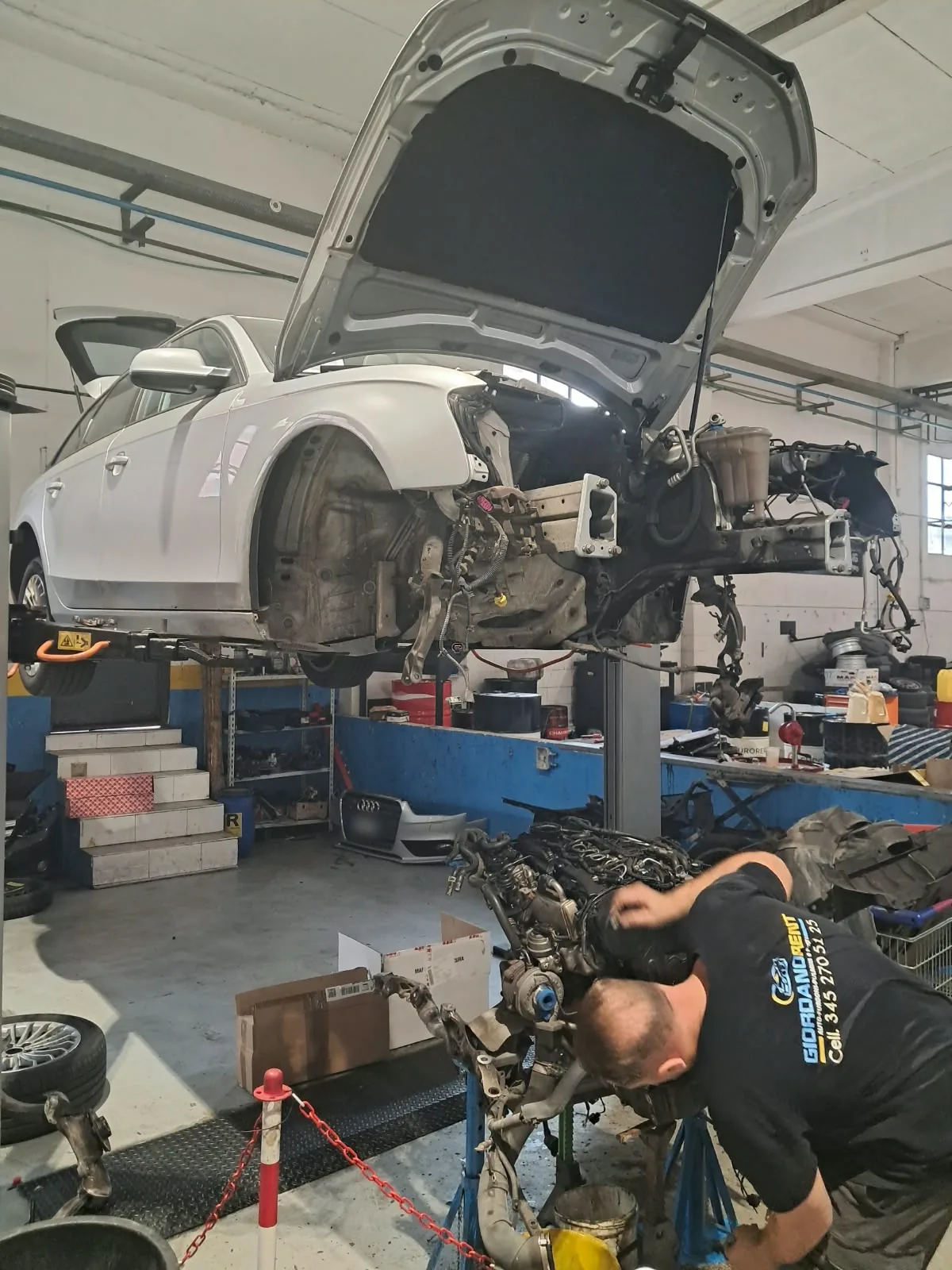 Meccanico Giordano RENT al lavoro sul motore di un’Audi A4