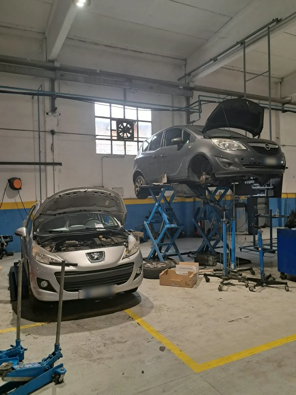 Auto in riparazione sui ponti sollevatori dell’officina Giordano RENT